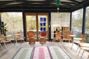 Seminarraum wahlweise mit Tischen oder Stuhlkreis